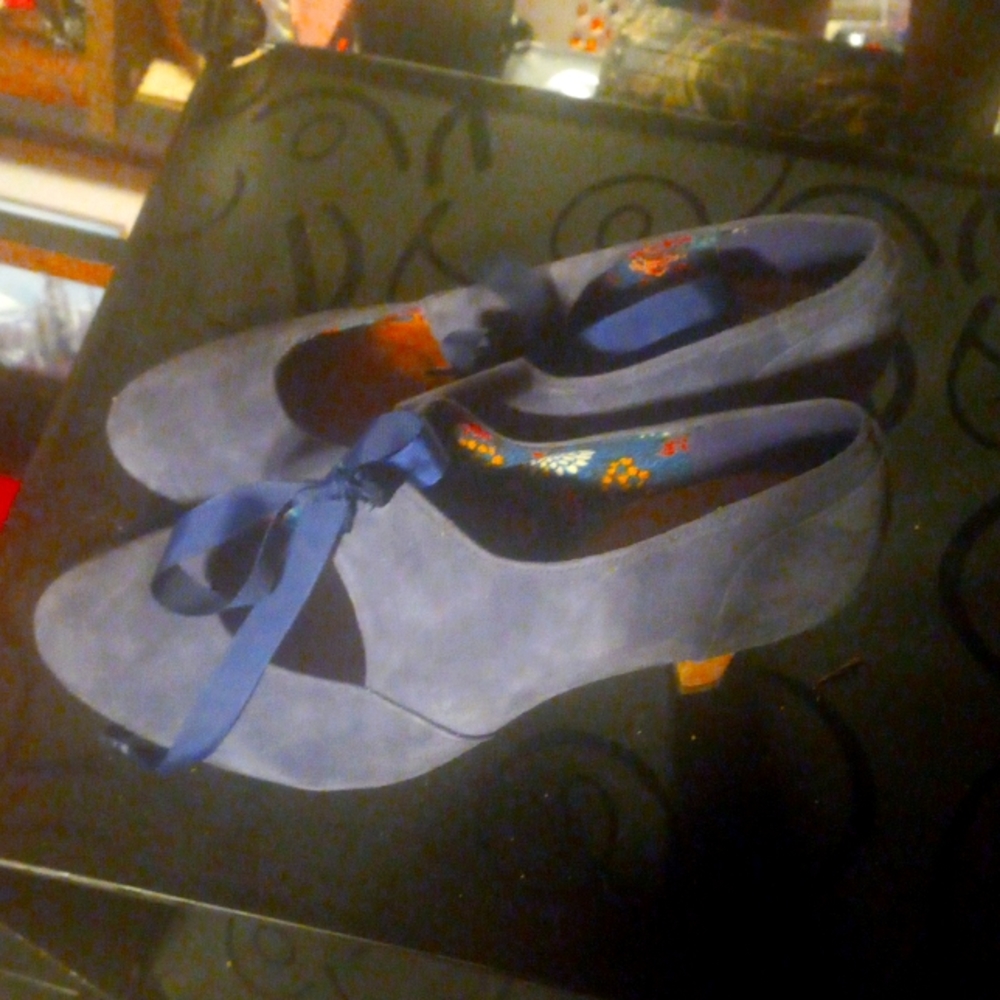Size 6 New Clark's Suede blue shoes